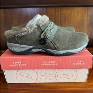 Easy Spirit Seelinn Dark Green Faux Fur Sneakers 8W New w/ Box READ